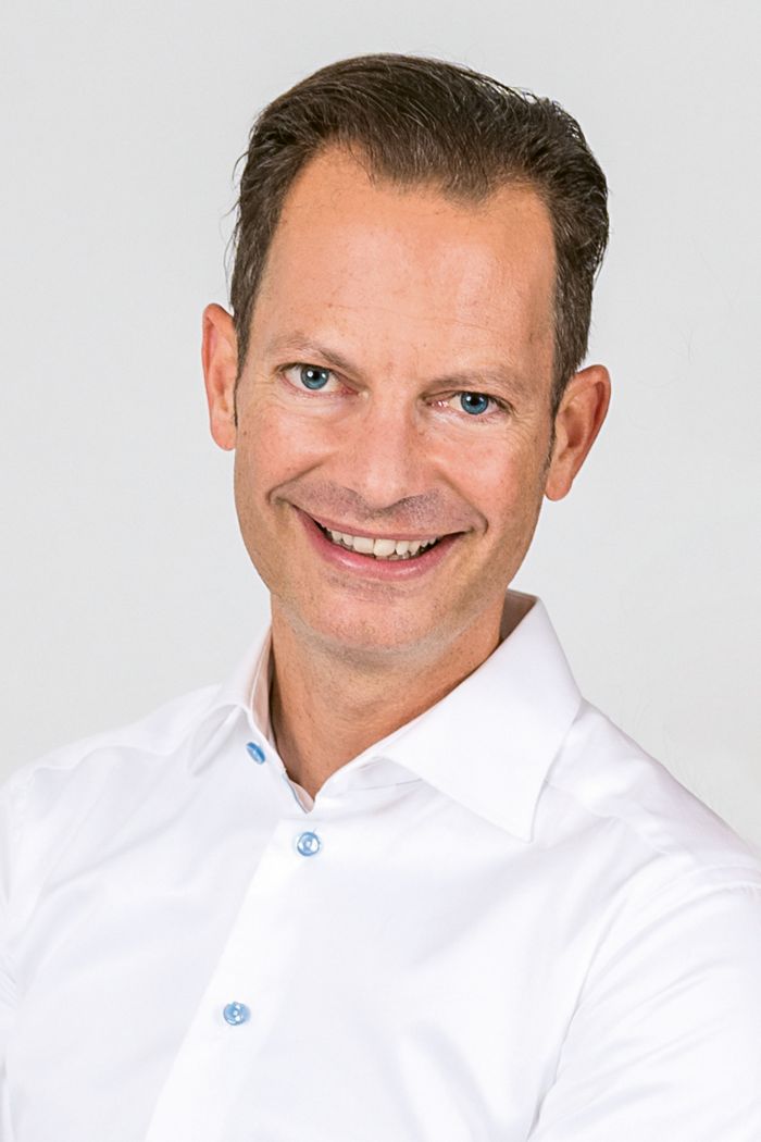 1940 gründete Anton Tischhauser das Unternehmen, um durch Textilien die Lebensqualität im Wohnbereich zu steigern. Heute, in dritter Generation unter der Leitung von Andreas Tischhauser (Bild) sowie seinen Brüdern Nick und Matthias, ist Tisca ein international renommierter Anbieter für Textilien im Innen- und Aussenbereich.