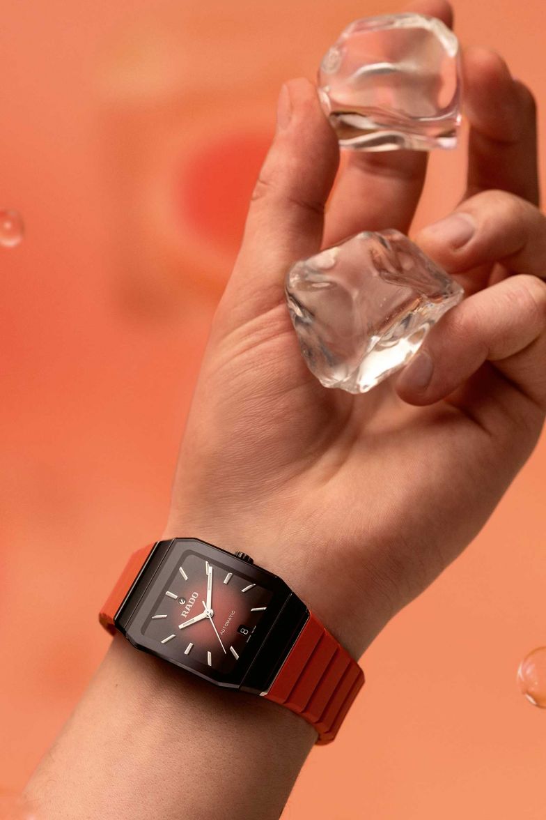 «Anatom» prägt seit 1983 mit ihrem ­markanten Design das Bild der Schweizer Marke. Jetzt kehrt die Kult-Uhr in drei sommerlichen Farben und innovativer Hightech-Keramik zurück; stilvoll wie eh und je, und doch ganz neu interpretiert. Ergonomie und innovative Materialien machen sie auch heute noch zu einem zeitlosen Statement. rado.com