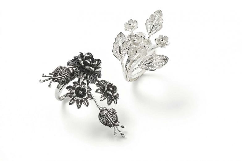 Silber, filigran, mit Wurzeln im Schweizer Handwerk und der Energie der Zeit. Gestaltet von Marion Geissbühler, wurde der Ring «Tradita» zum Begleiter von Zoë Më auf der ESC-Bühne in Basel – heute bleibt er ein Schmuckstück, das Geschichten weiterträgt. ateliergeissbuehler.ch