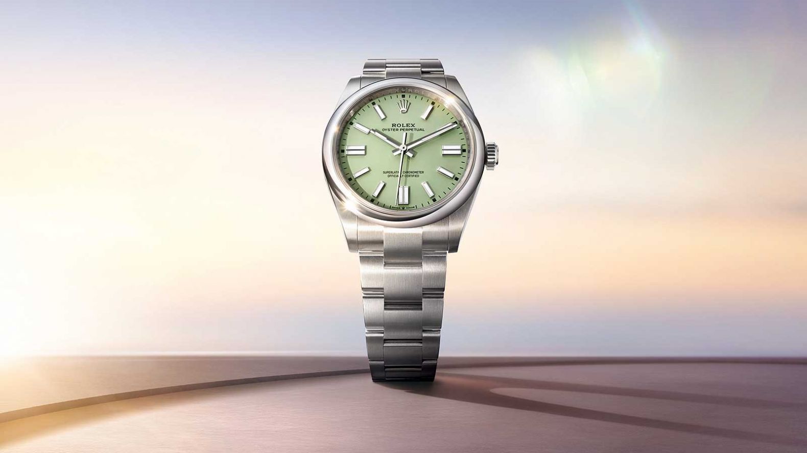 Sanftes Pistaziengrün trifft auf Edelstahl und ikonisches Design. Die «Oyster Perpetual 41» präsentiert sich mit einem matt lackierten Zifferblatt, das Pastellfrische und Understatement vereint. Ihr robustes Oystersteel-Gehäuse, die charakteristische Dreireihigkeit des Armbands und die zertifizierte Präzision machen sie zum Klassiker, der sich immer wieder neu erfindet. rolex.com