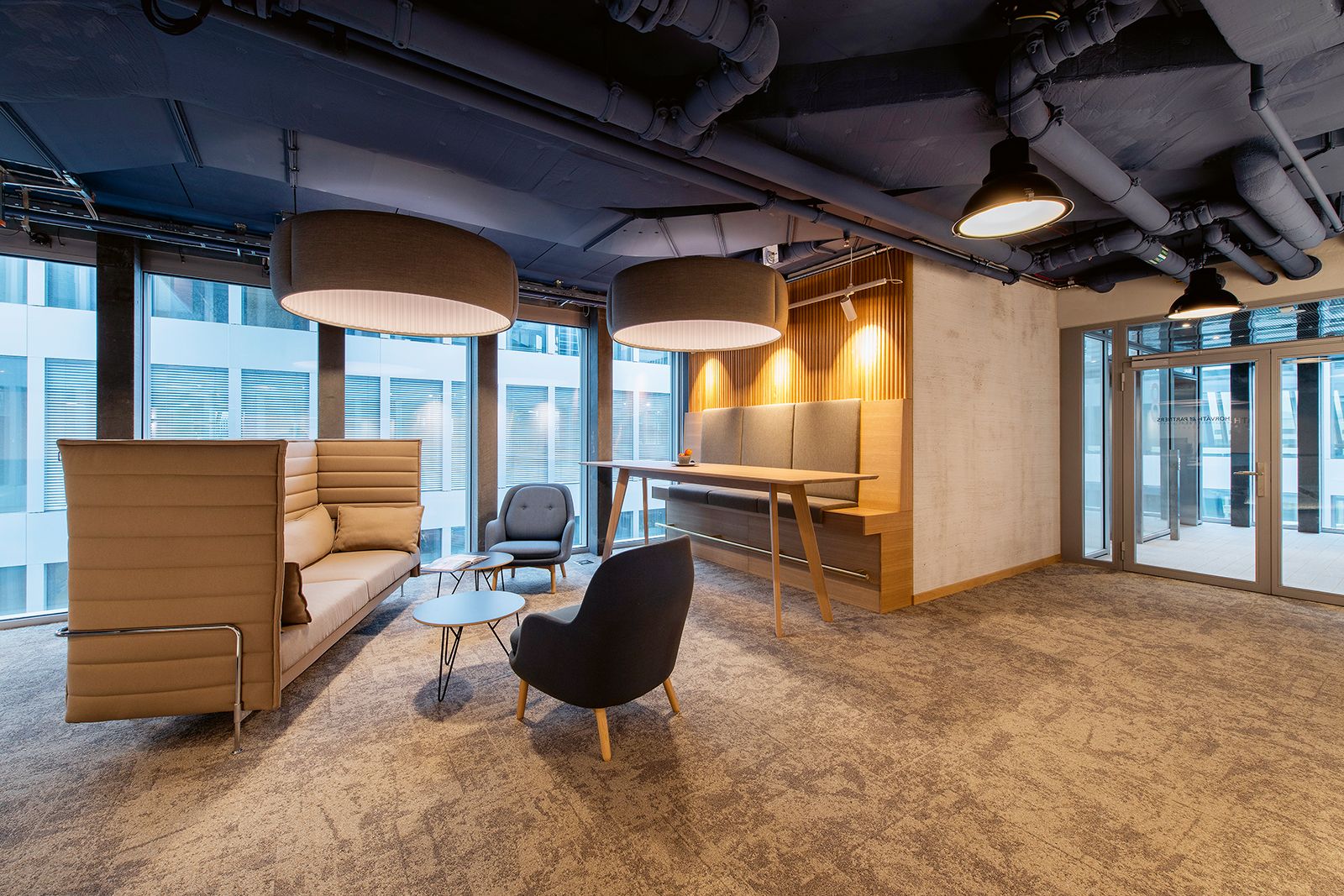 Das Portfolio der Vifian Möbelwerkstätte umfasst neben Möbeln für den Wohn- und Arbeitsbereich auch Customized Furniture. Darunter fallen beispielsweise individuelle Büro- und Ladeneinrichtungskonzepte wie jenes für das Unternehmen Horvath und Partner AG.