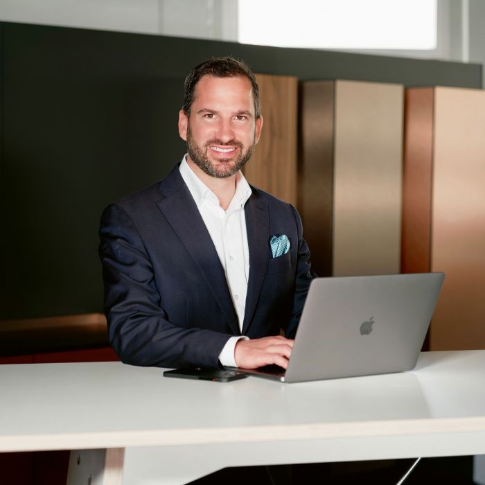 Christian Petrini trat 2017 in das Familienunternehmen ein, trieb zunächst dessen Neuorientierung als Change- und Innovation-Experte voran und übernahm vor zwei Jahren die Position des Geschäftsführers. Damit löste er mit Hannes Vifian die vierte Generation ab.