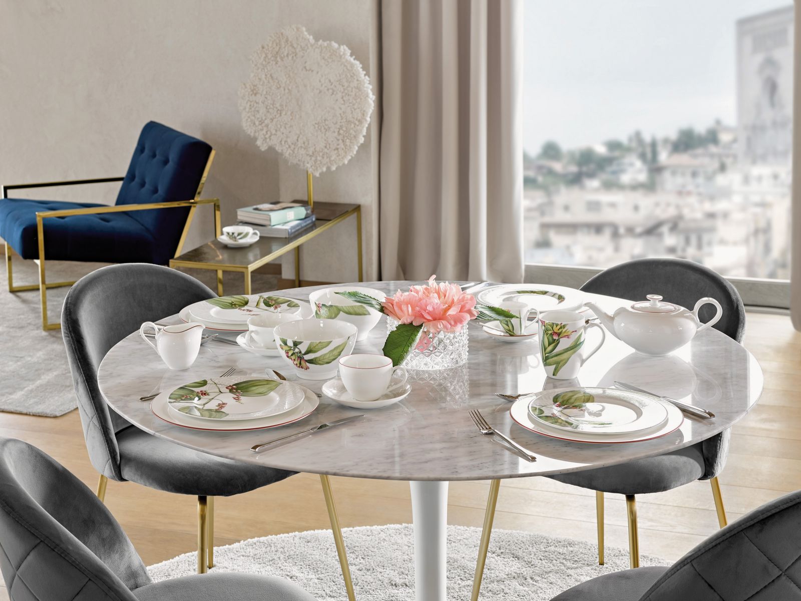 In der Geschichte der Tafelkultur schrieb das Unternehmen Villeroy & Boch ein eigenes Kapitel. Viele von uns kennen die Dekore der Geschirre bereits seit Kindertagen. Der Tisch im Bild ist gedeckt mit «Malinda» und «Anmut Rosewood», welches erst in diesem Jahr lanciert wurde.