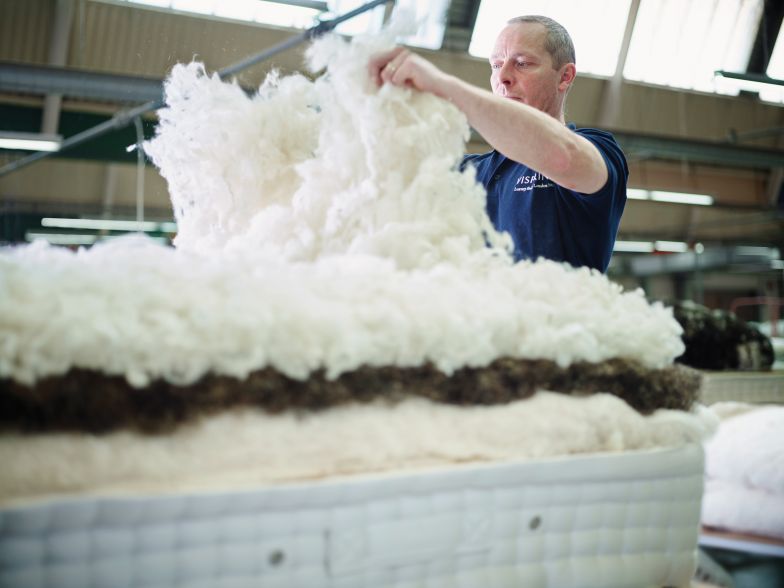 Vor 117 Jahren gegründet, werden die Matratzen der britischen Bettenmanufaktur Vispring seit jeher hand- und massgefertigt.