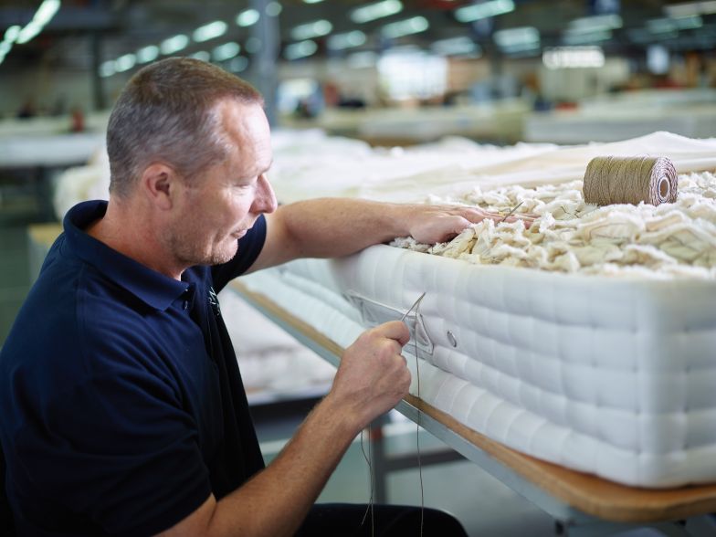 Die Seiten werden mit viel Know-how von Hand vernäht und verstärken die Matratzenränder dort, wo andere Betten einen Metallstab benötigen.