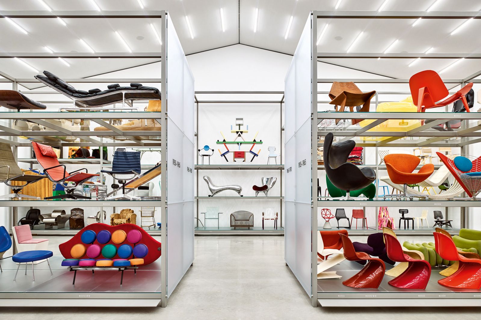 Nirgendwo ist die Klassiker-Dichte höher: Ein Besuch im Schaudepot von Vitra ist wie das Eintauchen in eine Art dreidimensionales Who-is-Who der Designwelt. Foto: Vitra Design Museum, Mark Niedermann.