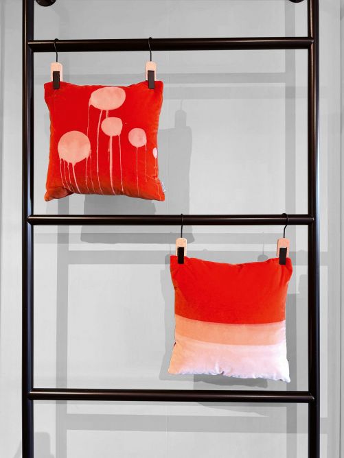 Die zeitlose Ästhetik und die hohe Qualität der Möbel werden heute weltweit geschätzt. Das Portfolio der deutschen Marke umfasst längst nicht mehr nur Sitzmöbel, sondern auch Tische, Stauraummöbel oder Accessoires wie die limitierte Kissenkollektion des Schweizer Künstlerpaares Wiedemann Mettler, die erst Anfang 2024 vorgestellt wurde.