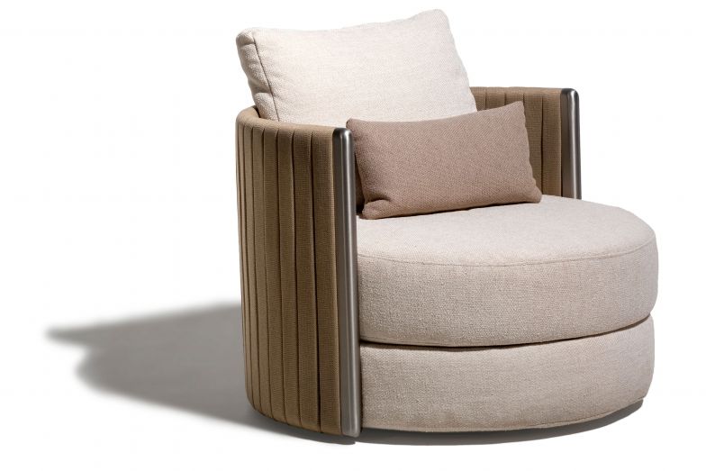 ...sowie ein komfortabel gepolstertenr Einzelsessel. Allen gemein ist eine Edelstahlstruktur, die in Anlehnung an die nautische Welt von einem geflochtenen Seil umhüllt ist.