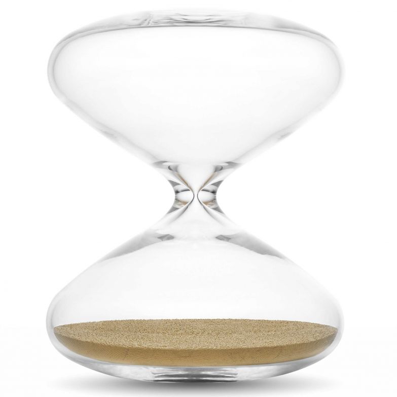 Man nennt sie zwar Sanduhren, aber Sand ist als Füllung in der Regel ungeeignet, da die Zeitmesser eine feine und möglichst gleichmässige Körnung benötigen, um gut zu funktionieren. Dieses edle Manufaktur­modell von Marc Newson ist mit modernen Microballs gefüllt und läuft sehr präzise. HG-TIMEPIECE.COM