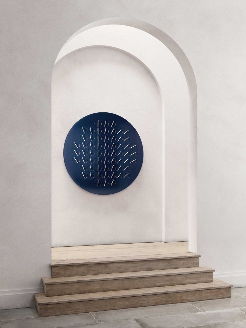 Die Zeit als Konzept inspirierte Per Emanuelsson und Bastian Bischoff zu diesen Objekten, die über gleichzeitig codierte Bilder und Zeichen funktionieren, aber auch mit Bewegung spielen. «A Million Times» ­heissen die sehr wertvollen und komplexeren Stücke, die stark limitiert sind und von den Gründern signiert werden. HUMANSSINCE1982.COM