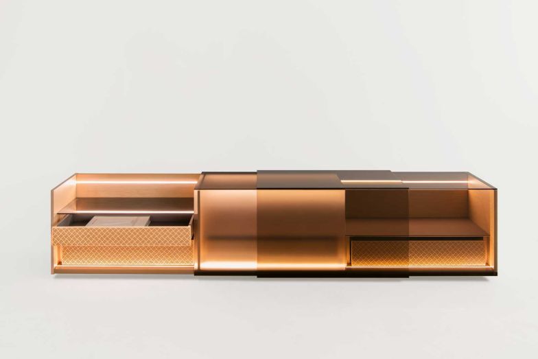 Volare: das Sideboard mit charakteristischen Winkelschiebetüren ist wieder zurück.