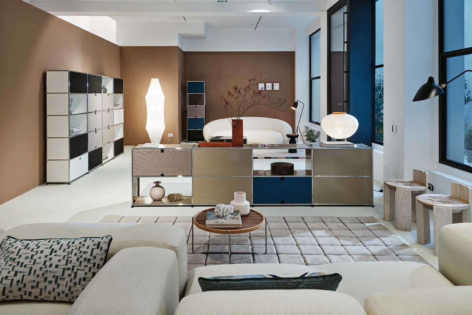 Neue Soft Panels ergänzen die Produktpalette von USM um eine textile Variante. Die weiche Haptik und warme Ästhetik sind ein überraschender Kontrast in der metallenen Welt des Klassikers. Besonders raffiniert: Die Panels dämpfen Geräusche und verbessern die Raumakustik. Design, Funktionalität und Nachhaltigkeit in Symbiose – typisch USM.