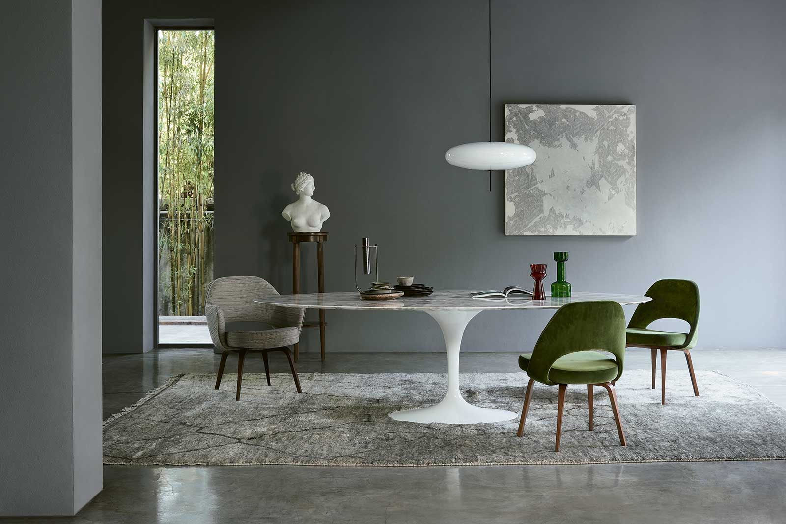 Zeitlose Eleganz: Mit einem klaren Bekenntnis zur Bauhaus-Tradition folgt Knoll dem Prinzip «Modern Always»: Eine Philosophie, die modernes Design kontinuierlich neu interpretiert und mit innovativen Materialien, nachhaltigen Produktionsmethoden und zeitloser Eleganz verbindet. Abb: Knoll Saarinen Dinging Table, Saarinen Conference Chair. Foto: Federico Cedrone.