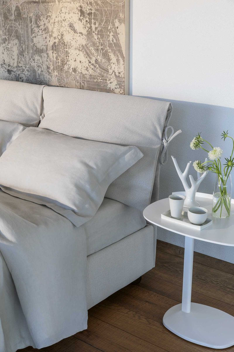 «Nathalie», das erste moderne gepolsterte und vollständig abziehbare Sofabett ist ein Klassiker. Flou