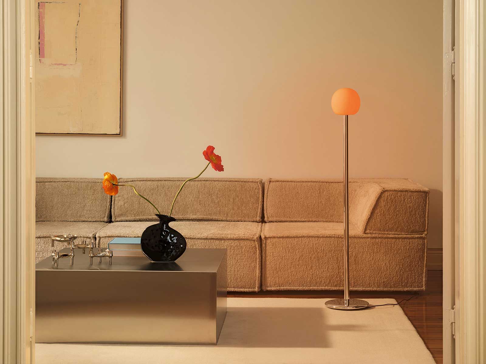 Fire Floor von Grau: Stimmungsvolle Stehleuchte aus Alu und mundgeblasenem Glas sorgt für gleichmässige Lichtverteilung und Wohlfühl-Atmosphäre.