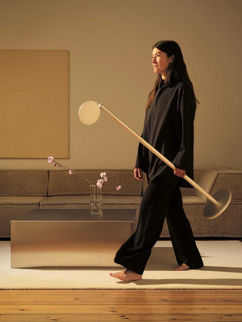 Parrot Floor von Grau: Flexible Stehleuchte mit um 360° endlos drehbarem Kopf – für fokussiertes Leselicht und sanfte Ambientebeleuchtung.