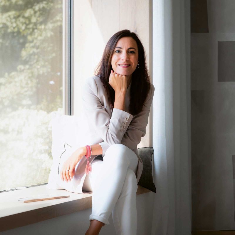 Natalie Albisser, Interior Designerin und Inhaberin Room DNA GmbH, kreiert Projekte mit Persönlichkeit. «Marken‑Fixierung gibt es bei mir nicht: Ich stelle sicher, dass Stil, Ausstattung und Kosten im Einklang mit den Wünschen meiner Kunden stehen.»