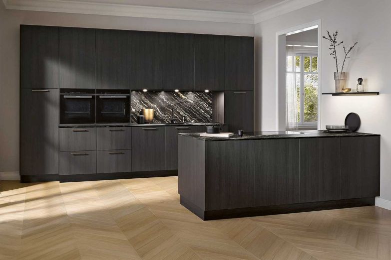 Qualitätsmöbel in grosser Auswahl: Tische und Stühle von Willisau, Polstermöbel von Jori, Outdoor-Wohnen mit Talenti, moderne Küchen in schwarz. Informationen zum Interior-Full-Service unter schubiger.ch/interior-service.