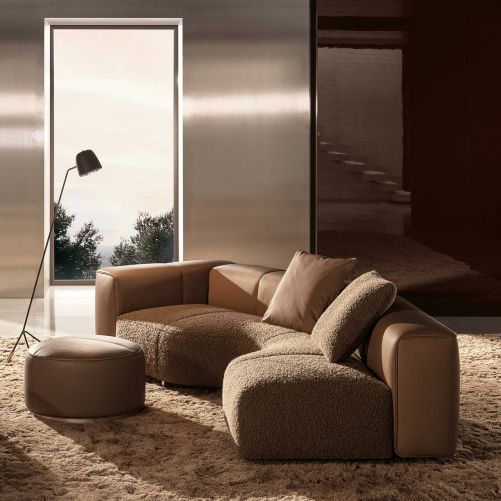 Ob das von Hannes Peer designte  Sofa «Yves» von Minotti, das Strenge und Geschmeidigkeit perfekt vereint, oder das variabel kombinierbare Sofasystem «Perry» von Flexform – oder das innovative, modulare Regal «505 UP» für den Wohnbereich von Molteni&C: Der einzigartige Showroom in Fislisbach lädt ein, in eine besondere Welt des Interior Designs «Made in Italy» einzutauchen.