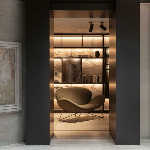 Ob das von Hannes Peer designte  Sofa «Yves» von Minotti, das Strenge und Geschmeidigkeit perfekt vereint, oder das variabel kombinierbare Sofasystem «Perry» von Flexform – oder das innovative, modulare Regal «505 UP» für den Wohnbereich von Molteni&C: Der einzigartige Showroom in Fislisbach lädt ein, in eine besondere Welt des Interior Designs «Made in Italy» einzutauchen.