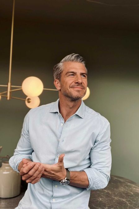 Vasco Boss, Geschäftsführer und Inhaber der Talamona Wohnbedarf AG, lässt zusammen mit seinem erfahrenen Team Visionen Wirklichkeit werden. «Wir verstehen, dass das Zuhause ein Spiegel der Persönlichkeit ist, und genau das ist unser Ausgangspunkt.»