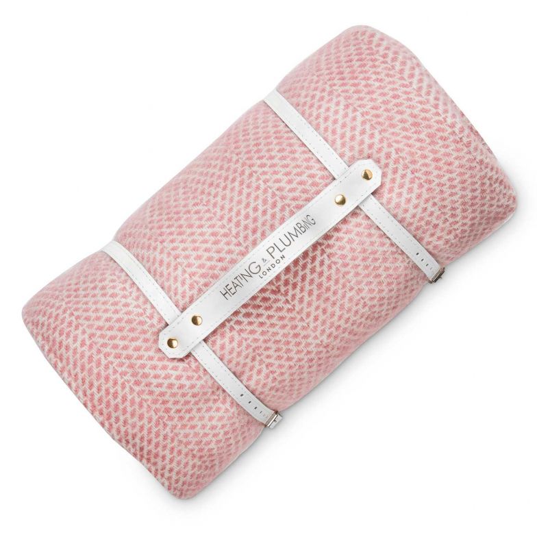 Wer es gerne bequem mag, der geht mit der Picknickdecke zum Strand. Diese hier aus Schurwolle ist mit einer wasserdichten Unterlage versehen, welche die Feuchtigkeit nicht durchlässt. Zum Transport lässt sich die Decke einfach zusammenrollen und mit den handgefertigten Trageriemen aus weissem Leder zusammenschnüren. HEATING-AND-PLUMBING.