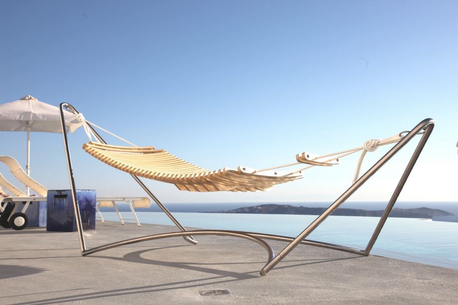 Ehre, wem Ehre gebührt! Der preisgekrönte «Seora Lounger» ist nicht neu, aber immer noch voll im Trend. Die edlen, gebogenen Holzbalken, die mit starkem Segelseil am Edelstahl-Gestell befestigt sind, passen sich sanft und ergonomisch an den Körper an und garantieren komfortablen Liegegenuss. Seora.