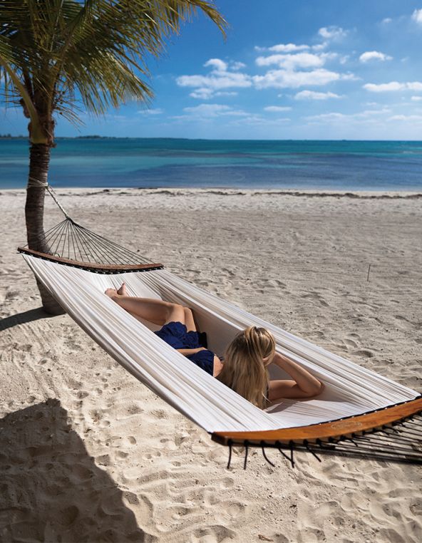 Einfach mal entspannt die Seele baumeln und sich von Tagträumen davontragen lassen – nirgends gelingt das leichter als in der Hängematte «Air Lounge», die aufgrund des schnelltrocknenden Stretchmaterials äusserst bequem und dank der Hartholz-Stege sehr robust ist. Tuuci.