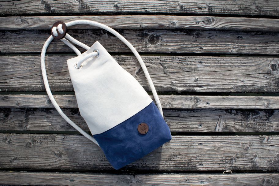 Ob beim Camping, Shopping oder Baden – der klassische «Seesack» gilt als perfekter Begleiter: In seiner Neuinterpretation kommt er mit frischen Farben, kleinerer Grösse und liebevollen Details daher wie zweifarbigem Baumwollkorpus, stabilen Seilen und cleveren Holzaccessoires. Seesucht.