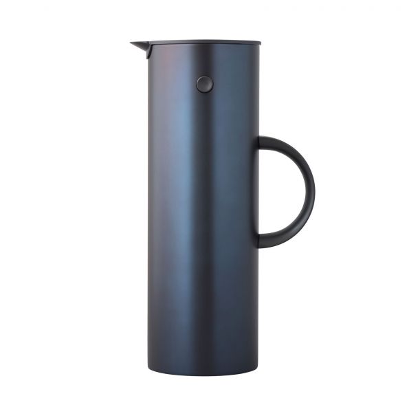 Vor 40 Jahren entwarf Erik Magnussen mit «EM 77» eine stylische Thermoskanne, die seit Jahren als Klassiker gilt und mir ihrer Form, einem Kippverschluss und einer Isolierleistung von fünf Stunden ins Auge sticht. Als Jubiläumsedition ist sie mit einer eleganten, matten Metalloberfläche in Schwarz, Dunkelbraun oder Dunkelblau erhältlich. Stelton.
