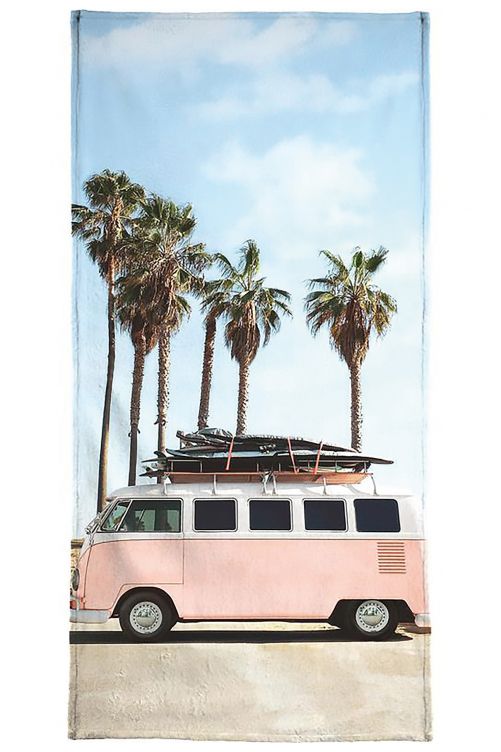 An heissen Ferientagen geht es an den Stränden im Süden nicht selten zu wie im Ameisenhaufen. Bei so viel Getümmel hilft nur ein ausgefallenes Motiv, um das eigene Strandtuch wiederzufinden. Motiv: «Venice Beach» von Fuentes. Juniqe.