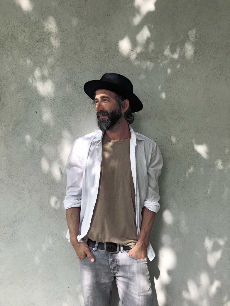 Jan Homann, diplomierter Industrie-Designer, entwirft Möbel für den Heim- und Objektbereich und gestaltet private und kommerzielle Interieurs.