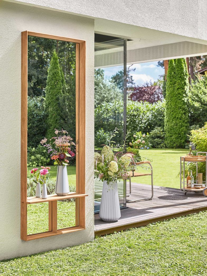 «Fascino» hat Jan Homann seine Outdoor-Spiegel für Garpa genannt. Passend zum Thema spielen sie mit dem Übergang von drinnen nach draussen. Sie ermöglichen neue Einblicke und Blickwinkel in den Garten. Die dazu gehörigen, halben Vasen verstärken die Illusion, einfach nur durch die Öffnung in einer Wand ins Grüne zu schauen.