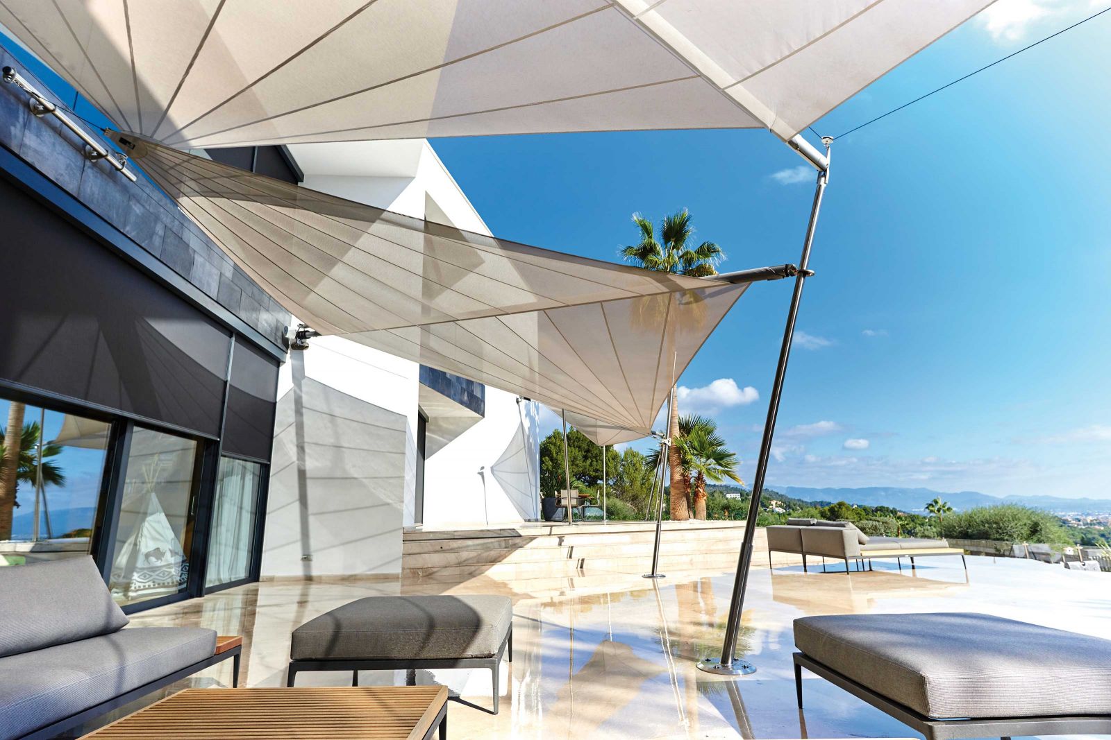 Die Sonnensegel des Unternehmens gibt es in verschiedenen Ausführungen. Sie werden mit höchster Genauigkeit und der Umgebung entsprechend geplant. Jedes Segel ist ferngesteuert, windüberwacht und wird mit modernster Technik und hochwertigen Materialien ausgestattet. Dabei zeichnen Qualität, Design und Funktionalität die bereits mehrfach prämierten Schattenspender aus. Guggenberger.