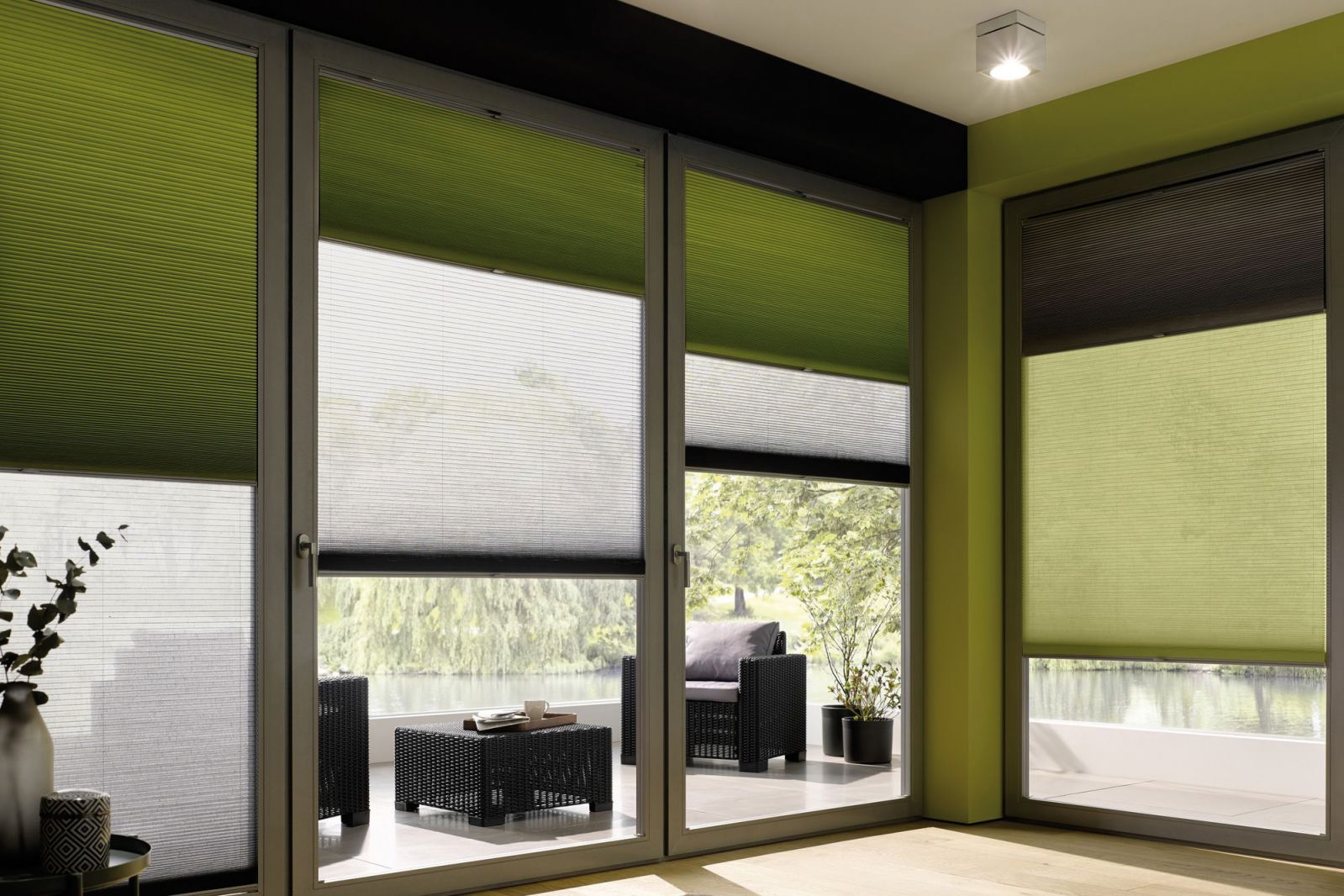 Das Wabenplissee «Duette» vereint in der Tag-Nacht-Kombination zwei verschiedene Stoffqualitäten zu einem starken Doppel. Einerseits gewährt der neue transparente Stoff «Duette Batiste Sheer» einen angenehmen Ausblick, andererseits sorgt die abdunkelnde Stoffqualität für angenehme Dunkelheit. Dabei gibt es durch die innenliegende Technik keine störenden Lichtpunkte. Duette.