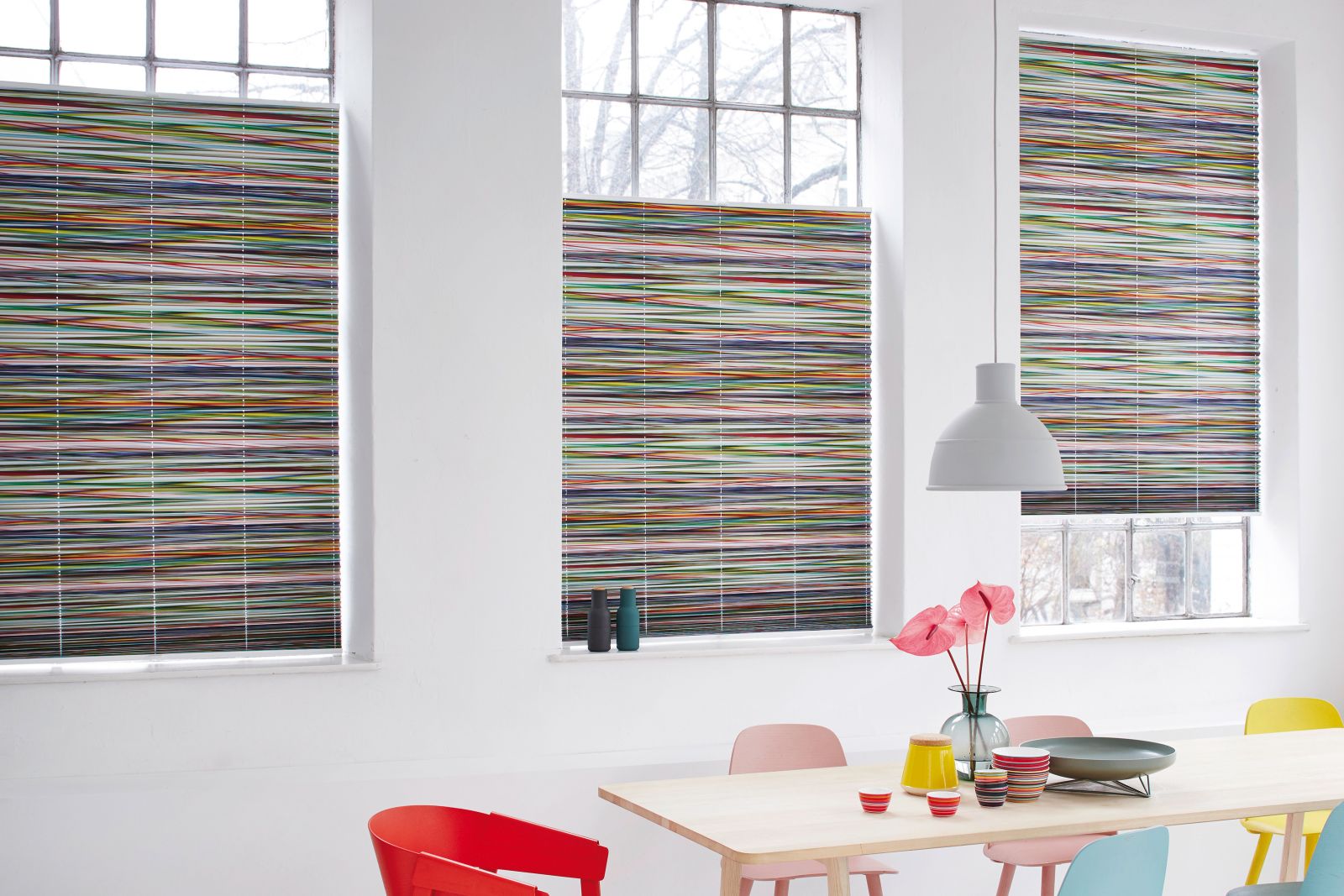 Das Langenthaler Unternehmen hat sein Sortiment um Plissees und Wabenplissees erweitert. Dabei kann aus vielfältigen Dessins, Farben und textilen Charakteren ausgewählt werden. Die Plissees sind Alleskönner und lassen sich in nahezu jede Fensterform auf Mass einpassen, dabei ist von transparent bis hin zur kompletten Abdunklung jeder gewünschte Licht- und Sichtschutz realisierbar. Création Baumann.