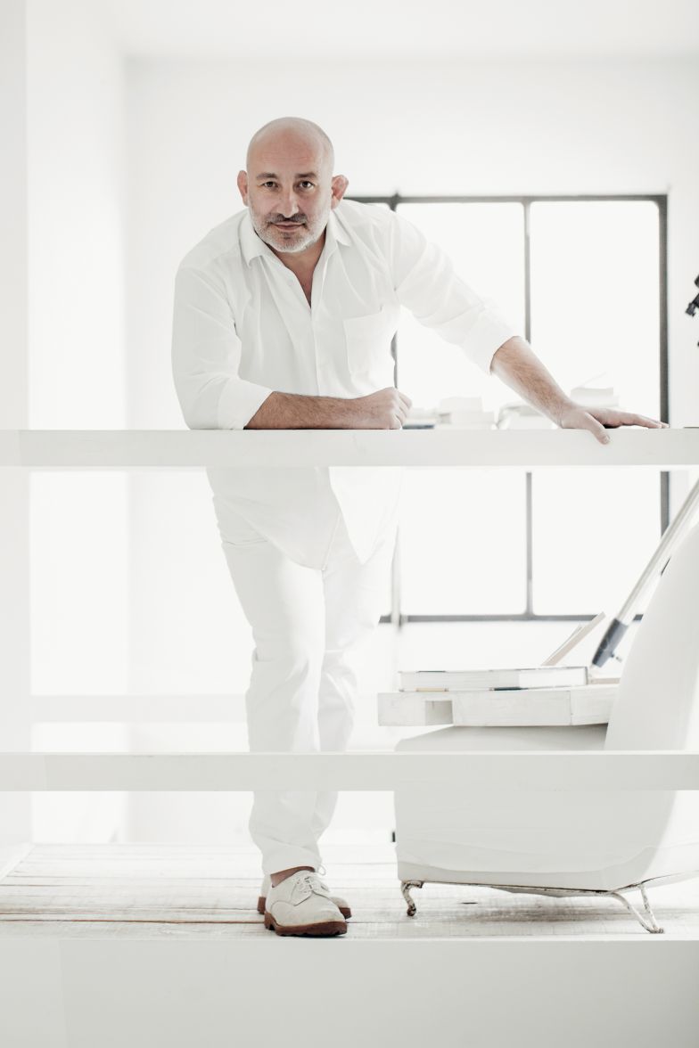 Der französische Designer Jean-Marie Massaud gründete vor 20 Jahren zusammen mit Partner Daniel Pouzet das Studio Massaud und machte sich unter anderem mit dem nach ökologischen Grundsätzen gestalteten Fussballstadion «Estadio Chivas» in Mexiko einen Namen.