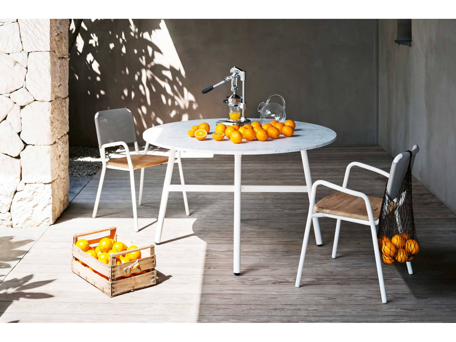 Weisser Carrara-Marmor, Farsena-Stein, Luna-Stein, graues Steingut oder Teakholzlamellen stehen für den Tisch «Gamma» zur Verfügung. Getragen wird er von vier schlanken Beinen aus Stahl, die durch eine Kreuzstruktur miteinander verbunden sind. RODA.