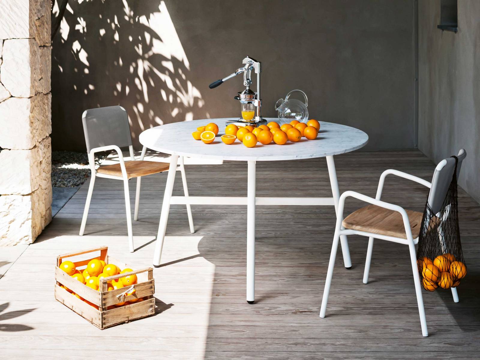 Weisser Carrara-Marmor, Farsena-Stein, Luna-Stein, graues Steingut oder Teakholzlamellen stehen für den Tisch «Gamma» zur Verfügung. Getragen wird er von vier schlanken Beinen aus Stahl, die durch eine Kreuzstruktur miteinander verbunden sind. RODA.