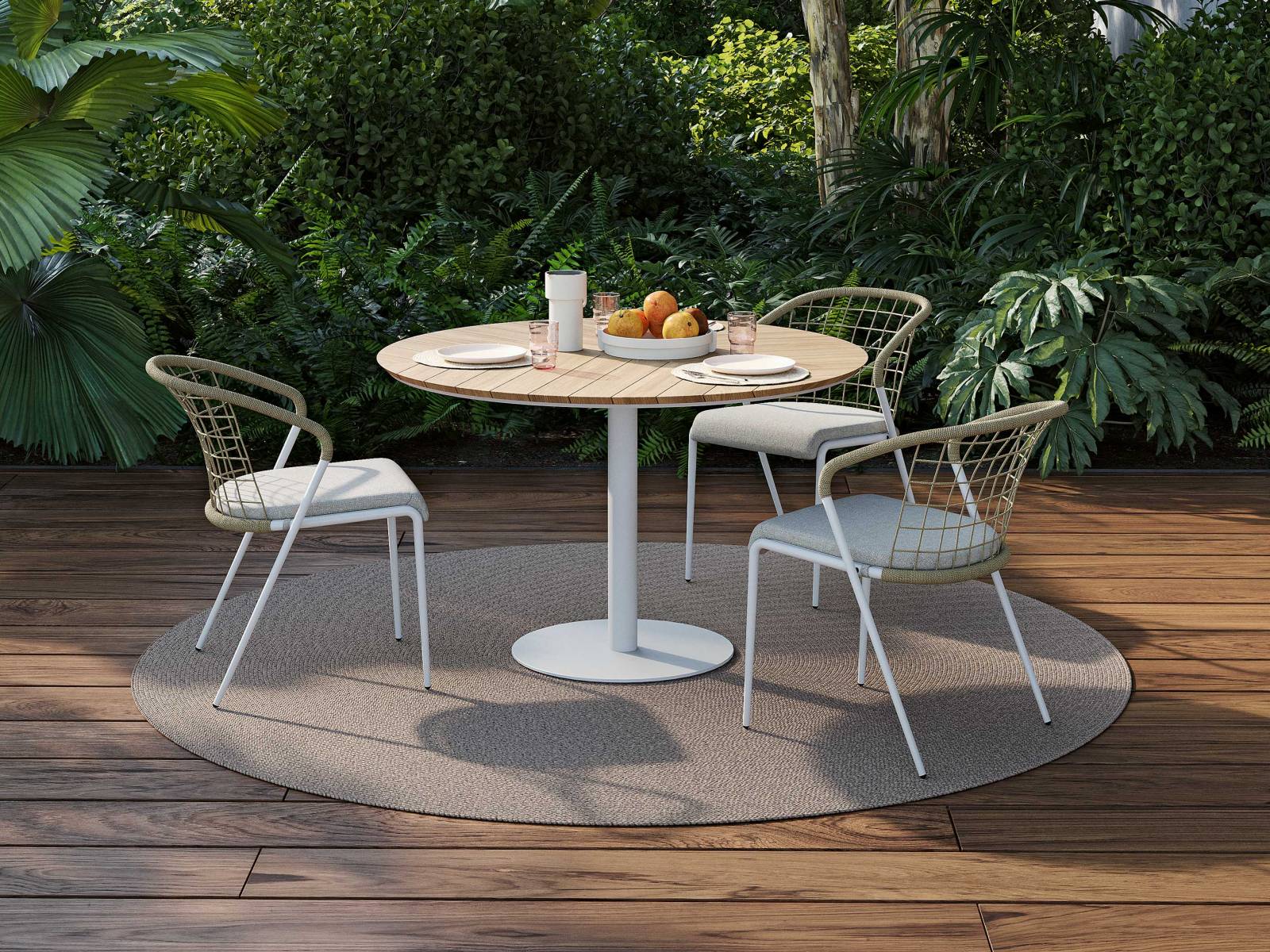 «Fensi» heisst der Newcomer des belgischen Labels und ist ein leichter, stapelbarer Stuhl aus Aluminium. Für eine feine Stofflichkeit sorgen das farbige Seil, welches die Rückenlehne umwickelt, sowie das bequeme Sitzpolster. ROYAL BOTANIA.