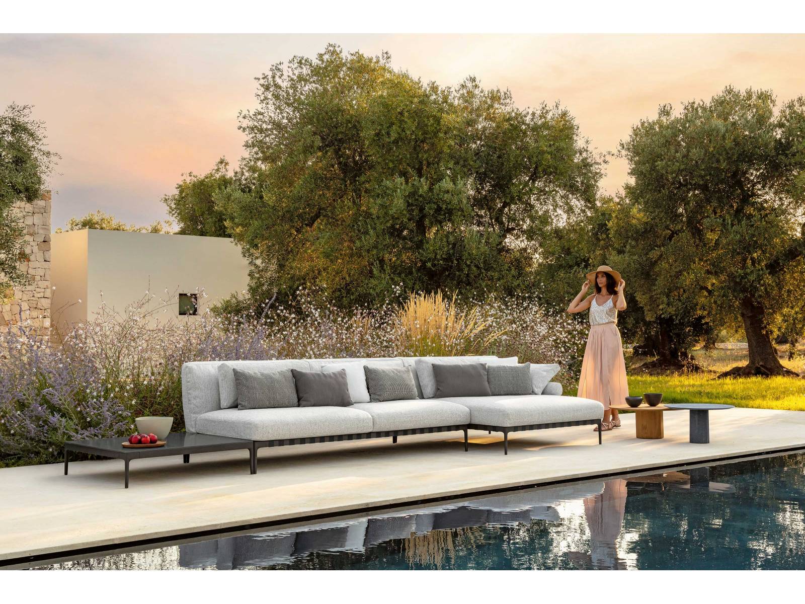 Das weiche, hochwertige Textil von «Salinas» könnte ebenso im Innenbereich stehen. Und genau das war auch die Absicht von Ludovica &amp; Roberto Palomba: Die Grenzen zwischen Innen und Aussen zu verwischen. Für die Bezüge in White Beige, Mambo Pearl und Ocean stehen zwei Rahmenfarben zur Verfügung. TALENTI.