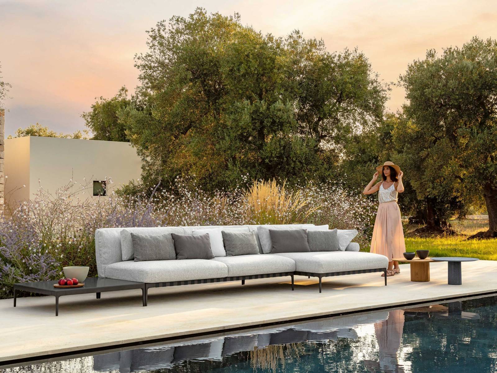 Das weiche, hochwertige Textil von «Salinas» könnte ebenso im Innenbereich stehen. Und genau das war auch die Absicht von Ludovica & Roberto Palomba: Die Grenzen zwischen Innen und Aussen zu verwischen. Für die Bezüge in White Beige, Mambo Pearl und Ocean stehen zwei Rahmenfarben zur Verfügung. TALENTI.