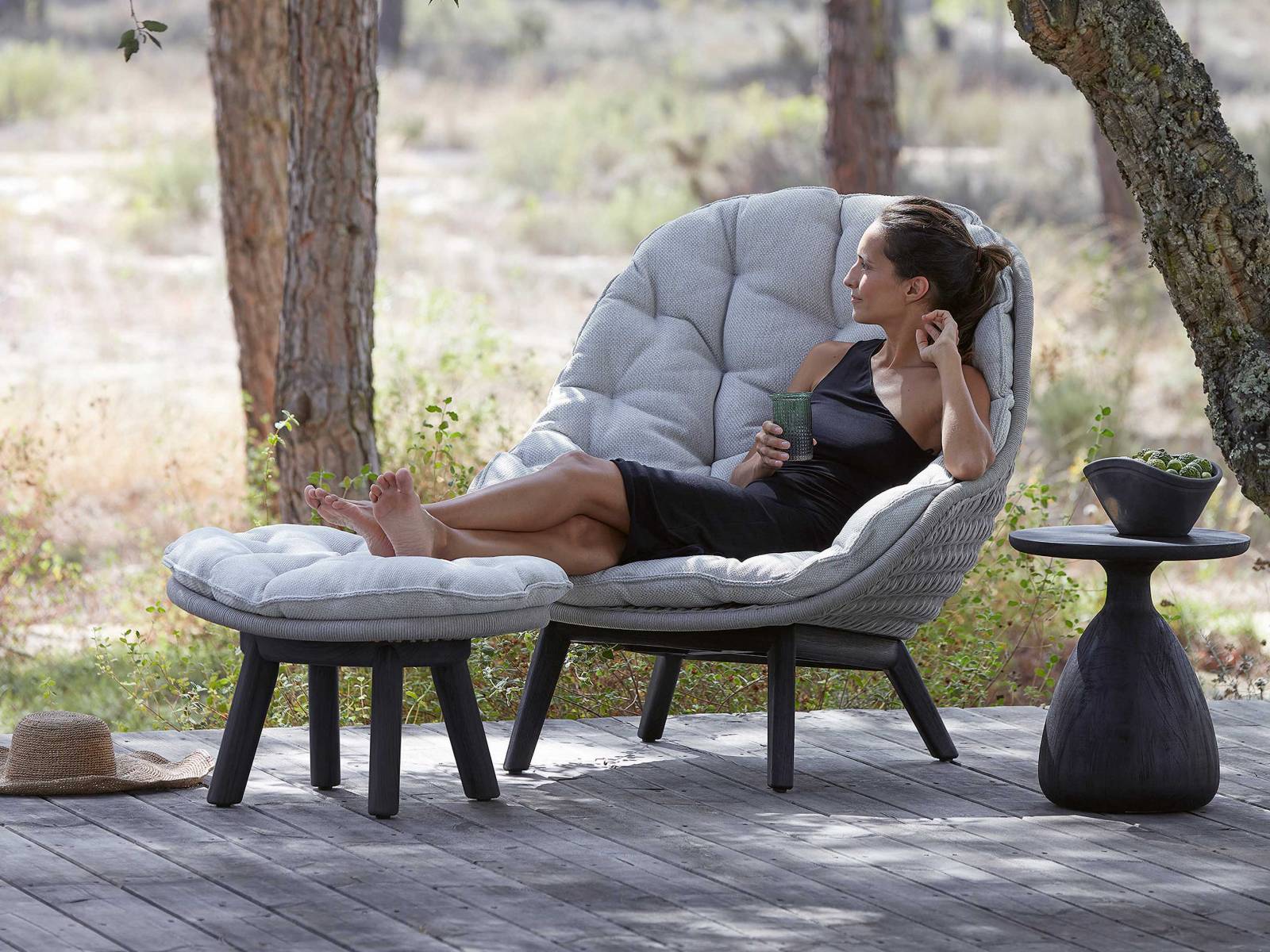 Im Mittelpunkt der Kollektion «Sandua» steht das, was ein Sitzmöbel bequem macht: das grosszügige Kissen. Der Designer Robin Hapelt interpretierte den legendären «Papasan Chair» neu, der von den Philippinen und Japan aus in den 1950er-Jahren den Westen eroberte. Zur Kollektion gehören auch ein Stuhl, Leuchten sowie ein weiterer Sessel. MANUTTI.