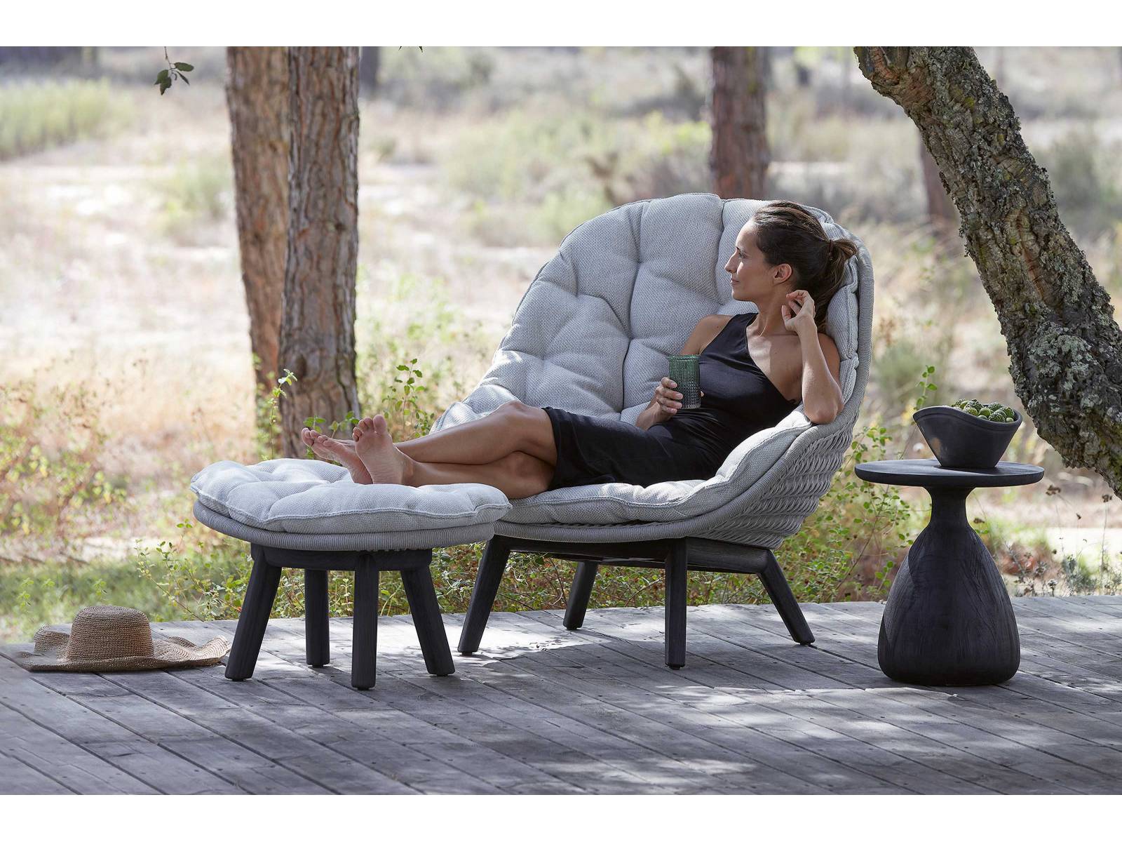 Im Mittelpunkt der Kollektion «Sandua» steht das, was ein Sitzmöbel bequem macht: das grosszügige Kissen. Der Designer Robin Hapelt interpretierte den legendären «Papasan Chair» neu, der von den Philippinen und Japan aus in den 1950er-Jahren den Westen eroberte. Zur Kollektion gehören auch ein Stuhl, Leuchten sowie ein weiterer Sessel. MANUTTI.