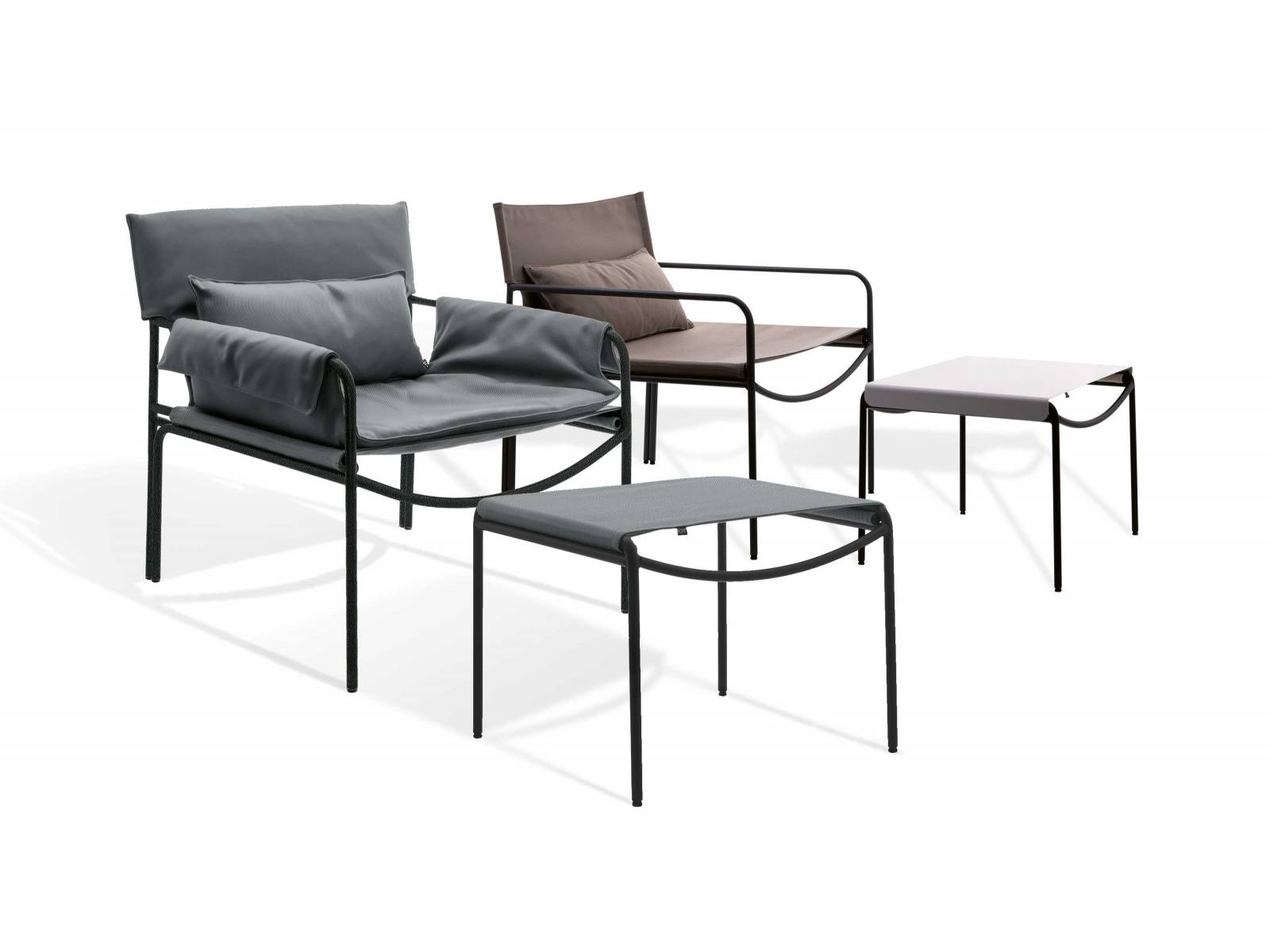 «Pool» heisst der lässige Loungesessel von Daniel Stegen, der, wie sein Name schon vorweg nimmt, für den Aussenbereich gedacht ist. Inspiriert von der Form eines Regiestuhls stehen für den Lounger vier Farben zur Verfügung. KFF.