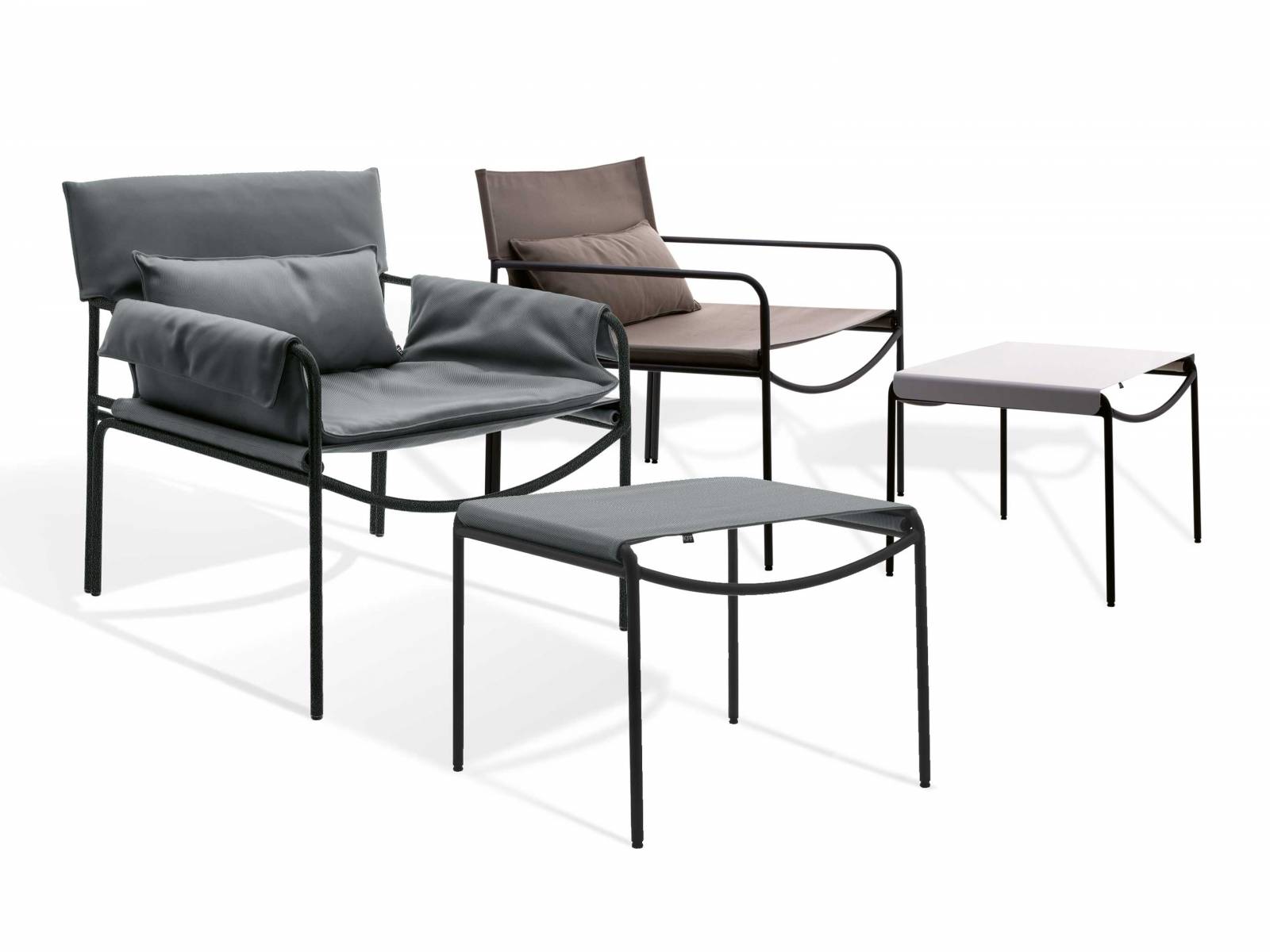 «Pool» heisst der lässige Loungesessel von Daniel Stegen, der, wie sein Name schon vorweg nimmt, für den Aussenbereich gedacht ist. Inspiriert von der Form eines Regiestuhls stehen für den Lounger vier Farben zur Verfügung. KFF.