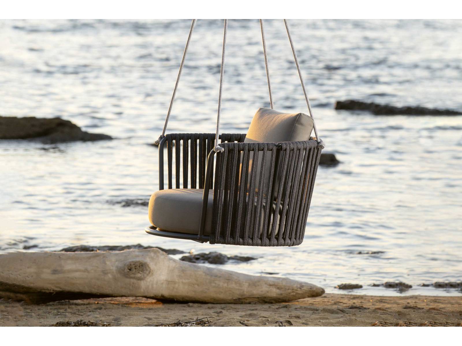 «Granada» bekommt Zuwachs: Der Hängesessel erweitert die Sitzmöbelkollektion und setzt dabei auf bewährte Materialien wie wetterfestes Geflecht und galvanisch verzinkten Stahl, aber auch auf das Design der gleichnamigen Outdoormöbel. HUNN.