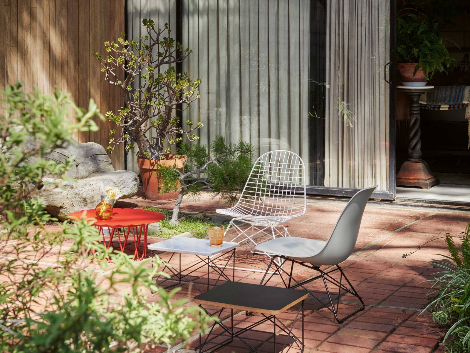 Auf historischen Bildern des legendären Eames-Hauses in Pacific Palisades, sieht man, dass Charles und Ray ihre kompakten Loungesessel drinnen wie draussen benutzten. Das hat den Schweizer Hersteller auf die Idee gebracht, einige Modelle outdoortauglich zu machen. VITRA.