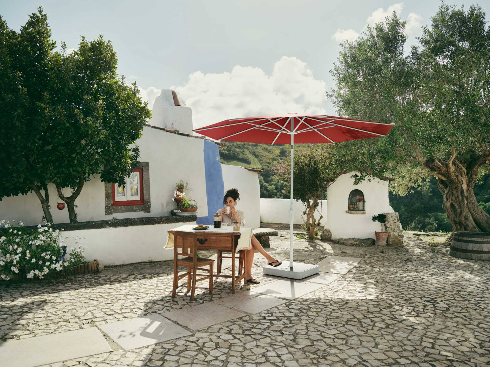 «Twist» gibt es nicht nur in unzähligen, schönen Farben. Der Schirm lässt sich mit wenigen Kurbelumdrehungen leicht und bequem auf Hüfthöhe öffnen, im Handumdrehen mittels Drehgriff stufenlos neigen und mit dem praktischen Klemmhebel um 360° drehen. GLATZ.