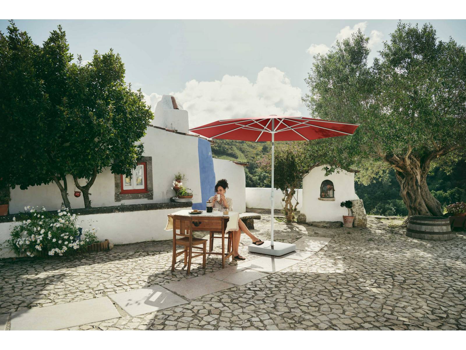 «Twist» gibt es nicht nur in unzähligen, schönen Farben. Der Schirm lässt sich mit wenigen Kurbelumdrehungen leicht und bequem auf Hüfthöhe öffnen, im Handumdrehen mittels Drehgriff stufenlos neigen und mit dem praktischen Klemmhebel um 360° drehen. GLATZ.